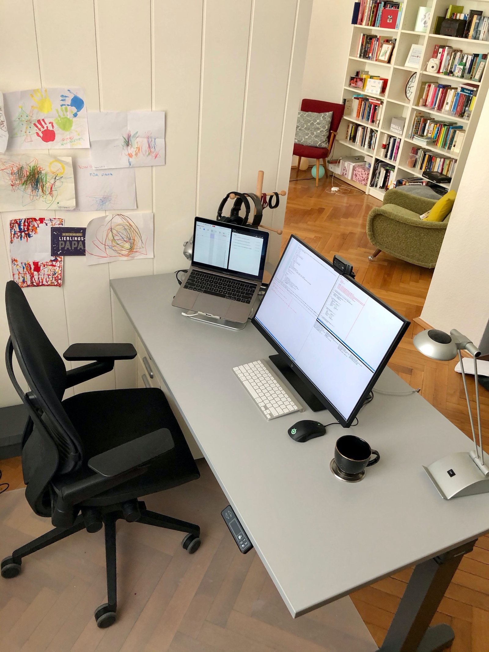 Home office setup of Thorsten Ball, software engineer